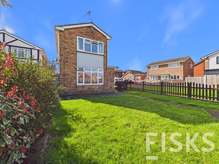2 Bedroom Detached House For Sale In Farm Road, Canvey Island, SS8