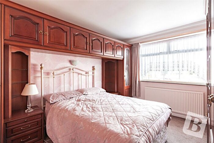 3 Bedroom Terraced House For Sale In Southend Arterial Road, Hornchurch, RM11