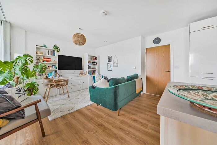 2 Bedroom Apartment To Rent In Quayle Crescent, London, N20
