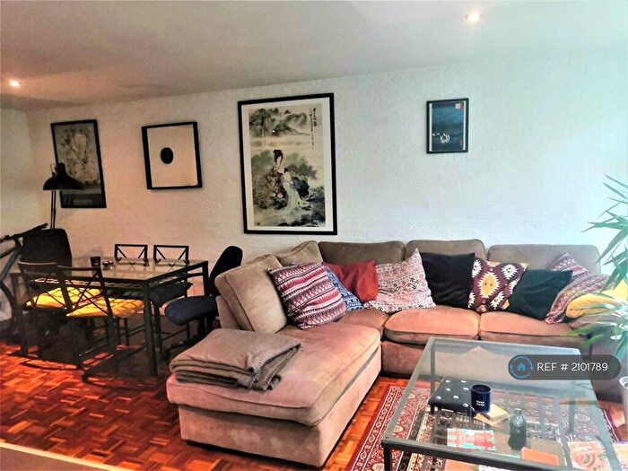 2 Bedroom Flat To Rent In Shaw Lane, Leeds, LS6