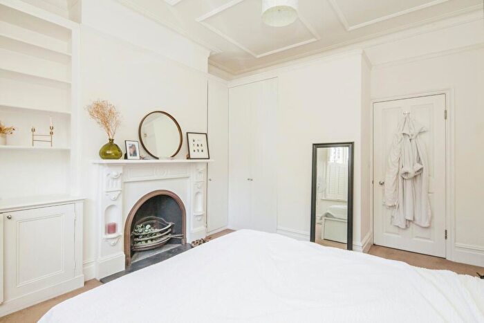 2 Bedroom Flat To Rent In Bowood Road, Battersea, SW11