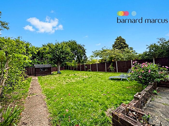 3 Bedroom Flat To Rent In Cheyham Gardens, Sutton, SM2