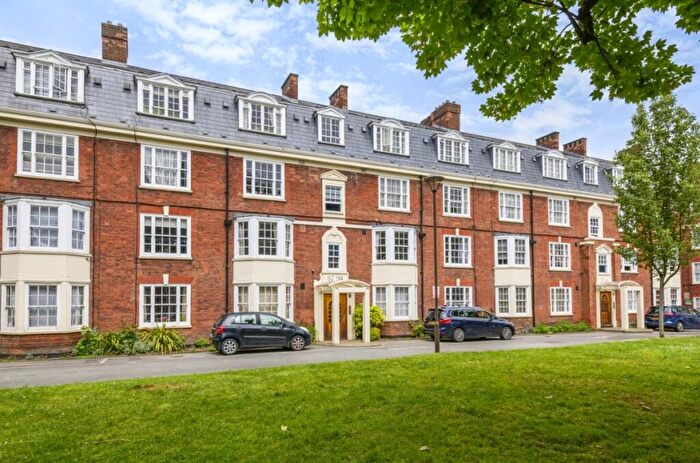 3 Bedroom Flat For Sale In Upper Street, Islington, London, N1