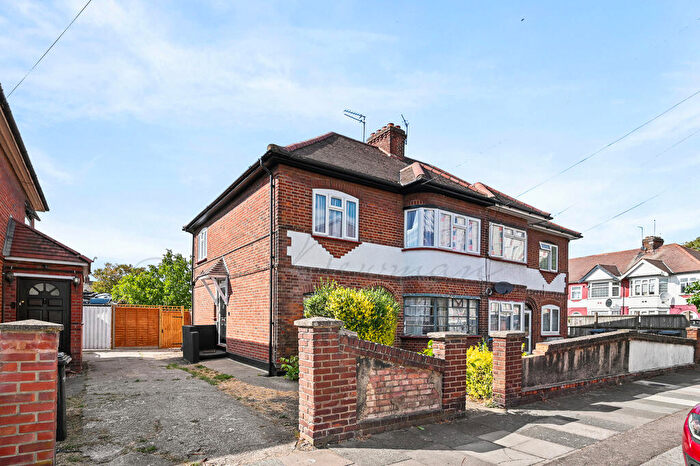2 Bedroom Flat To Rent In Ellanby Crescent, London, N18