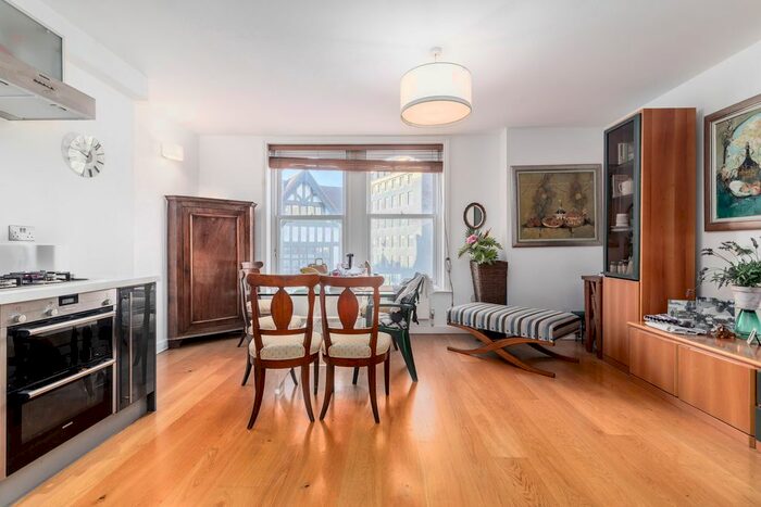 3 Bedroom Flat To Rent In Great Marlborough Street, London, W1F