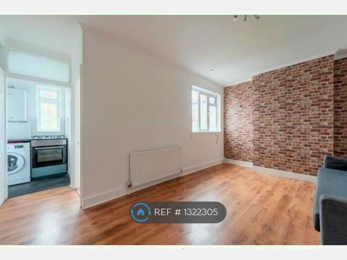 2 Bedroom Flat To Rent In Elder Gardens, London, SE27