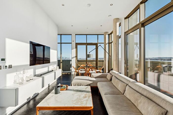 3 Bedroom Flat To Rent In Stockwell Road, Stockwell, SW9