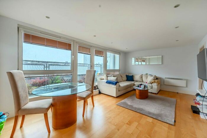 3 Bedroom Flat To Rent In Vauxhall Bridge Road, Pimlico, London, SW1V