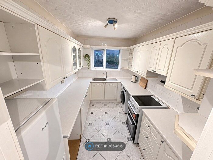 3 Bedroom Flat To Rent In Beechley Drive, Cardiff, CF5