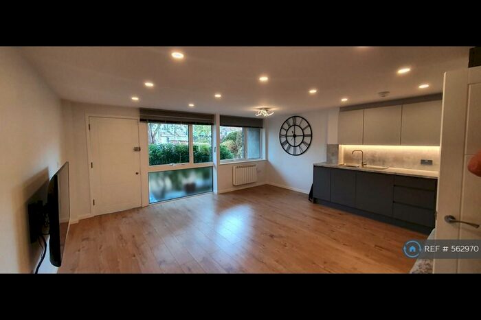 2 Bedroom Flat To Rent In Pegasus House, Cheshunt, Waltham Cross, EN8