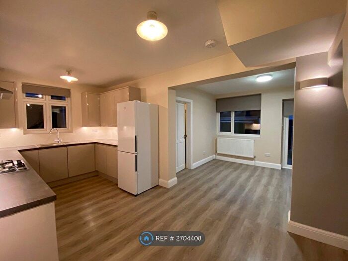 3 Bedroom Maisonette To Rent In Wimborne Avenue, Hayes, UB4