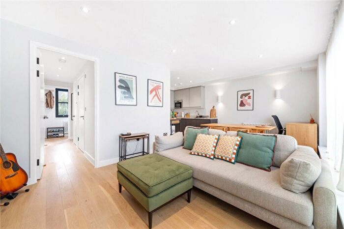1 Bedroom Apartment For Sale In Silvester Road, East Dulwich, London, SE22