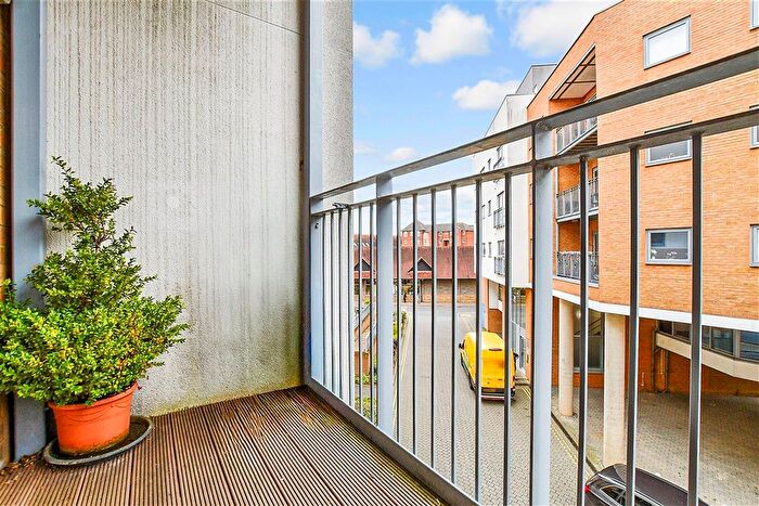 2 Bedroom Flat For Sale In Sovereign Way, Tonbridge, Kent, TN9
