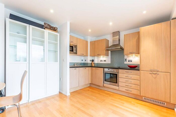 2 Bedroom Flat For Sale In Devonport Street, Limehouse, London, E1