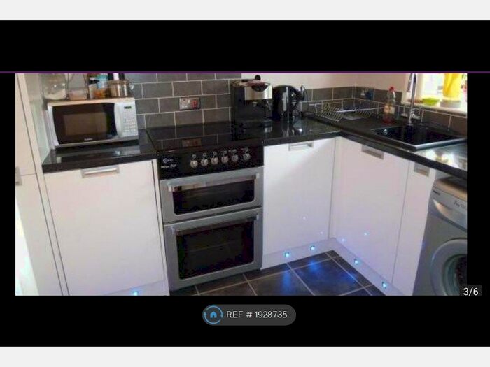 1 Bedroom Flat To Rent In Honeysuckle Court, London, SE12