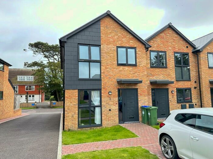 3 Bedroom Semi-Detached House To Rent In Old Poplar Close, Seaford, East Sussex, BN25