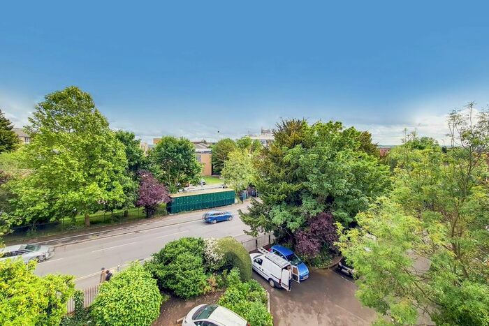3 Bedroom Flat To Rent In Kingston Hill, Kingston Hill, Kingston Upon Thames, KT2