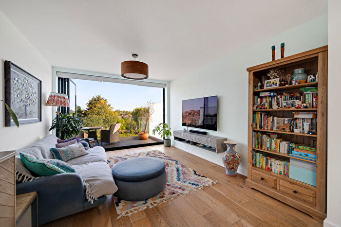 2 Bedroom Flat For Sale In Woodhouse Road, London, N12