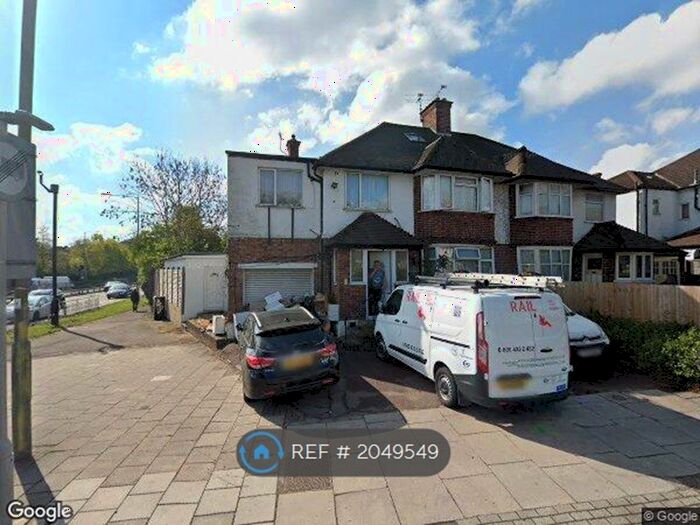 Studio To Rent In Finchley Lane, London, NW4