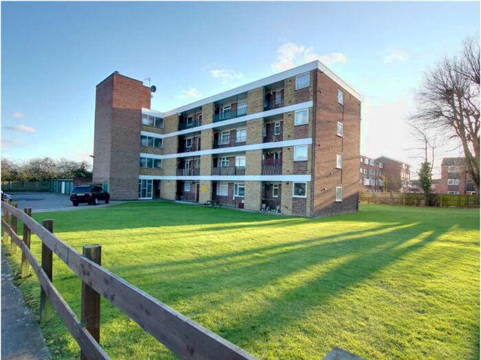3 Bedroom Flat To Rent In Lilliput Avenue, Northolt UB5