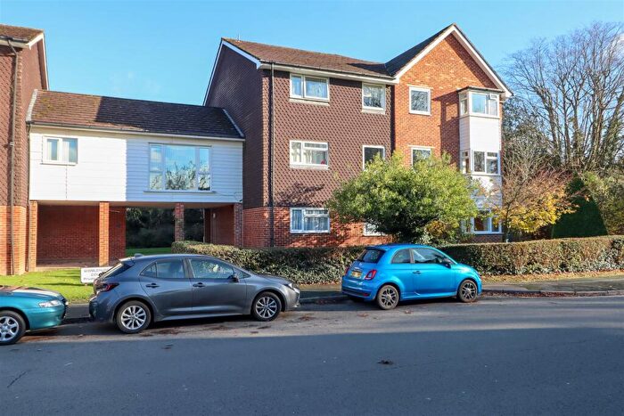 2 Bedroom Flat For Sale In Wimblehurst Road, Horsham, RH12