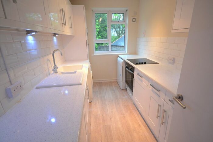 2 Bedroom Flat To Rent In Hillside Court, Penylan, Cardiff, CF23