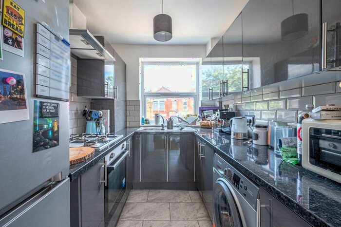 3 Bedroom Flat To Rent In Station Road, Finchley Central, London, N3