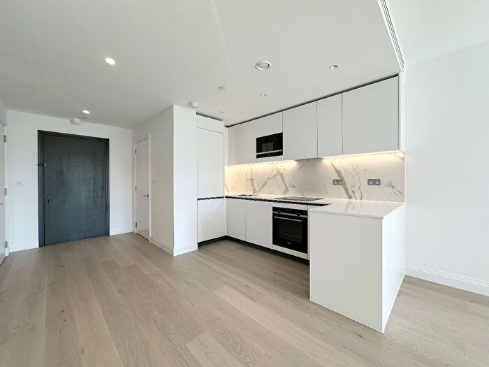 2 Bedroom Flat To Rent In Waterview Apartments, William Morris Way, London, SW6