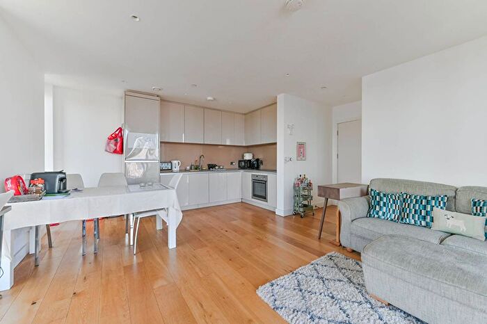 2 Bedroom Flat To Rent In Caithness Walk, Central Croydon, Croydon, CR0