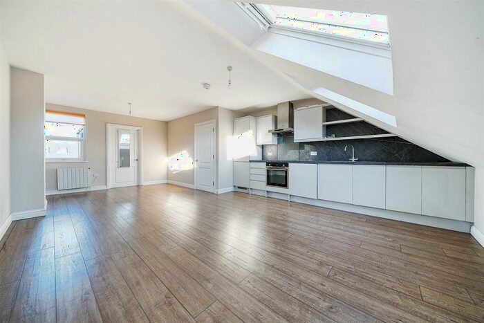 1 Bedroom Flat To Rent In Backwater Place, Kingston Upon Thames, KT1