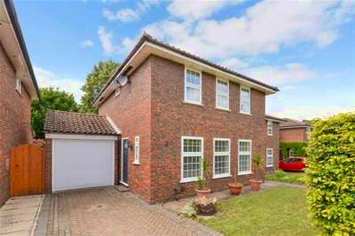 4 Bedroom House To Rent In Darnley Park, Weybridge, KT13