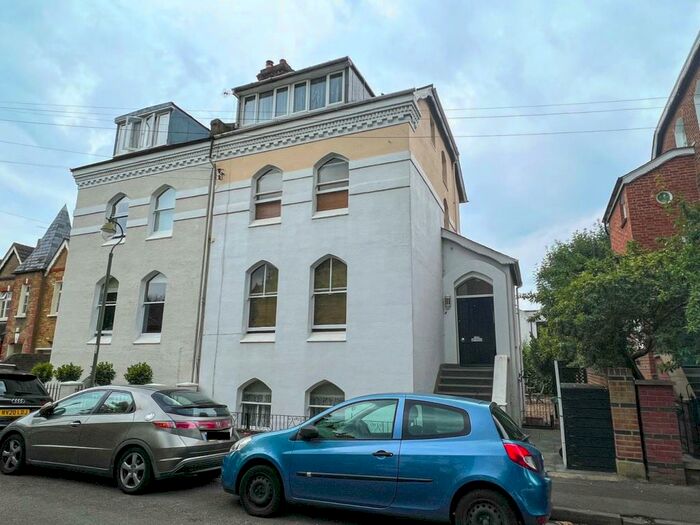 1 Bedroom Apartment To Rent In Matham Road, East Molesey, KT8