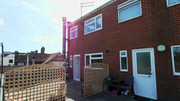 3 Bedroom Flat To Rent In Bishopric, Horsham, West Sussex, RH12