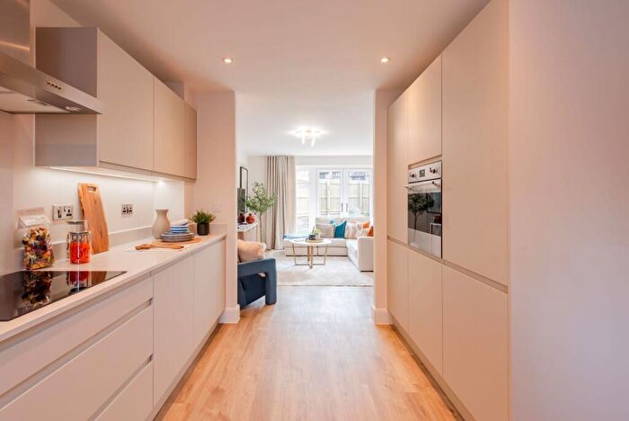3 Bedroom House For Sale In Deanfield Square, Slough, SL2