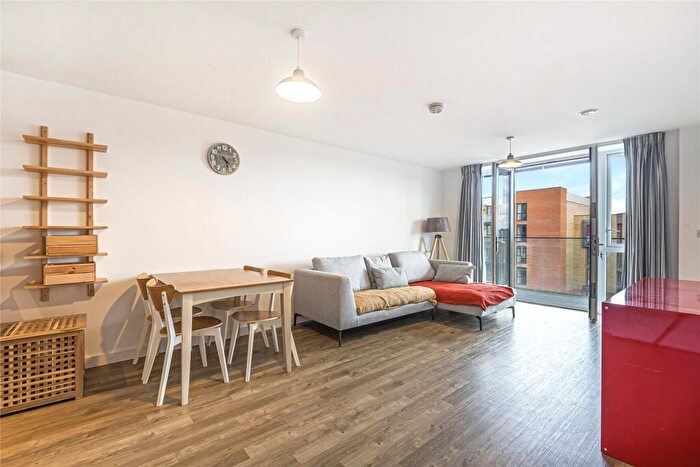 2 Bedroom Flat To Rent In Oscar Wilde Road, Reading, Berkshire, RG1