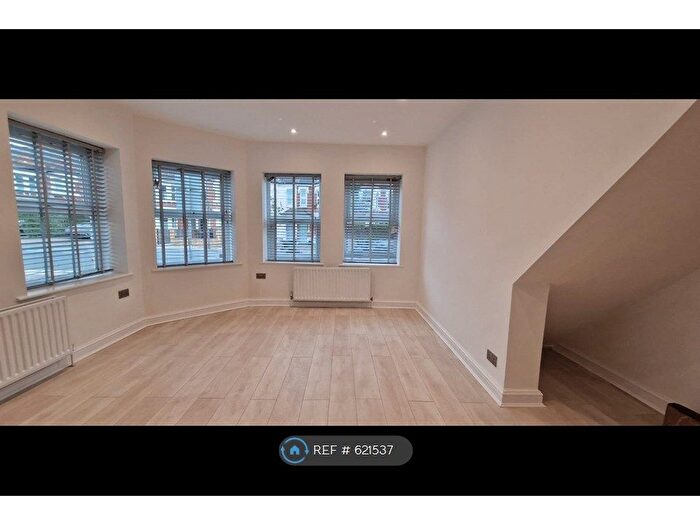 3 Bedroom Flat To Rent In Earlsfield Road, London, SW18