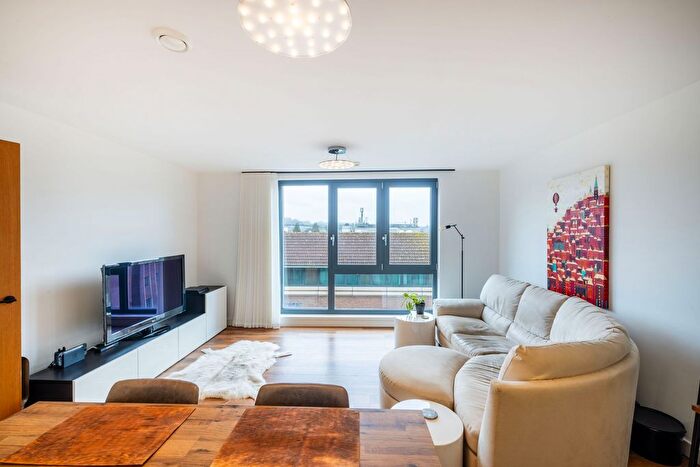 2 Bedroom Flat For Sale In Queensway, Nobel House, RH1