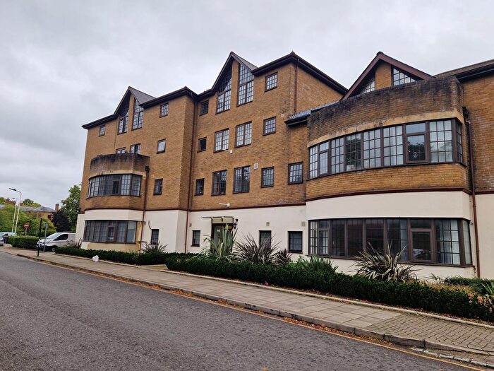 3 Bedroom Flat To Rent In Windmill Avenue, Southall, UB2