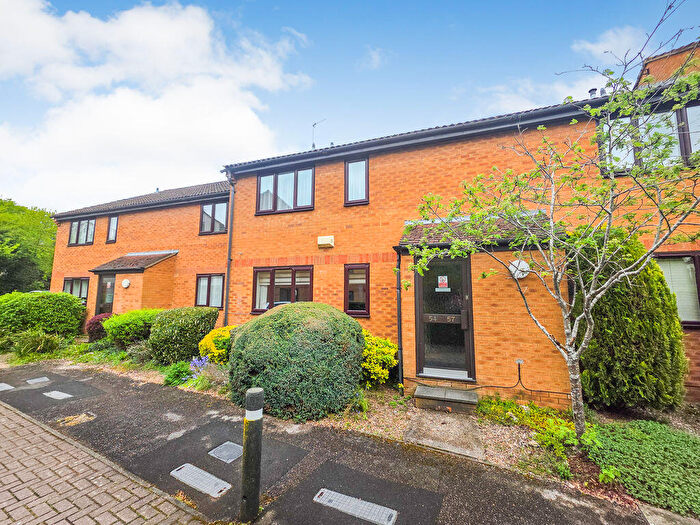 1 Bedroom Apartment For Sale In Knaves Hollow, High Wycombe, HP10