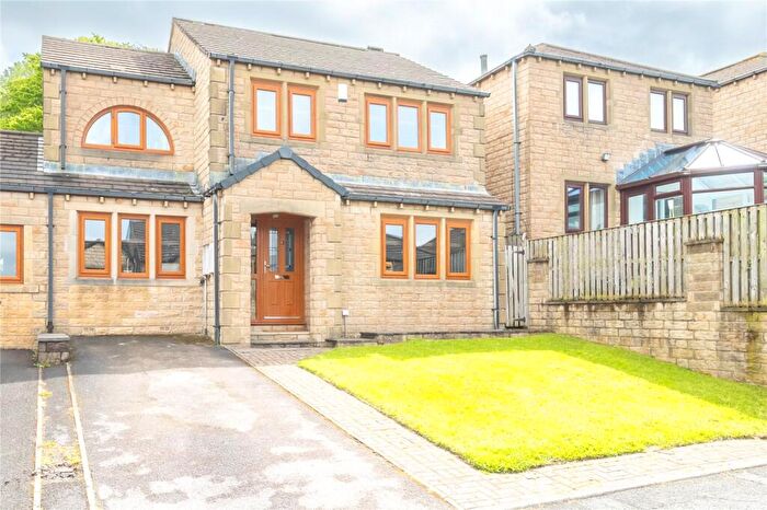 4 Bedroom Link Detached House For Sale In Pennine Gardens, Linthwaite, Huddersfield, HD7