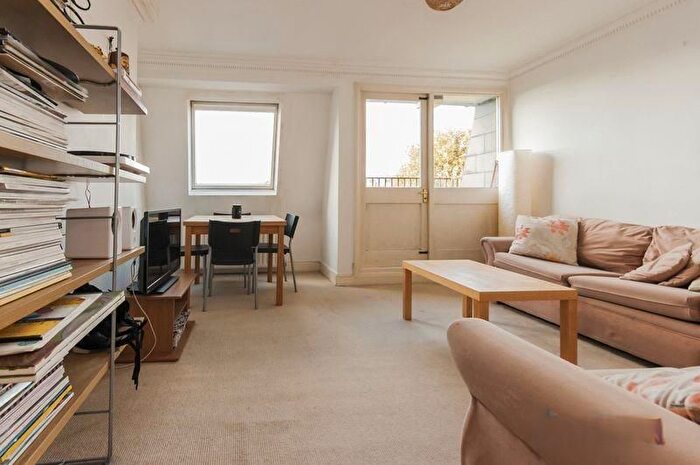 2 Bedroom Flat For Sale In Sutherland Avenue, Maida Vale, W9