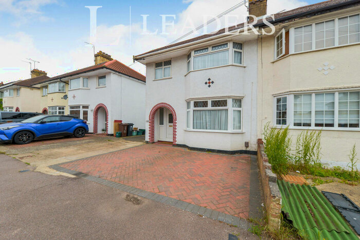 3 Bedroom Semi-Detached House To Rent In Kings Road, AL2