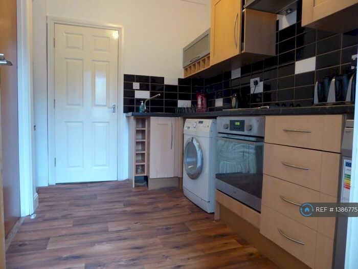2 Bedroom Flat To Rent In Manchester Road, Huddersfield, HD4