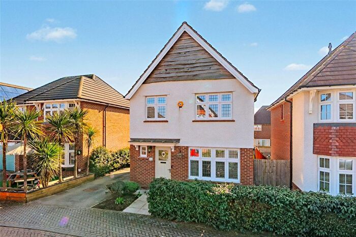 3 Bedroom Detached House For Sale In Adelaide Avenue, Morley, Leeds, LS27