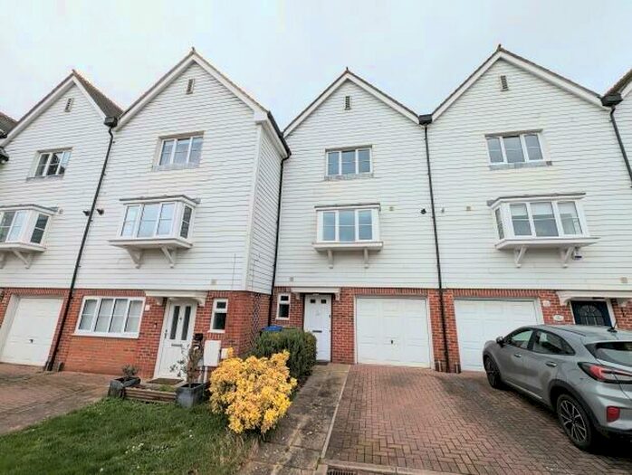 3 Bedroom House To Rent In Granary Close, RH12