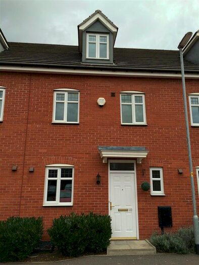 3 Bedroom Town House To Rent In Kirkstall Close, Lincoln, LN2
