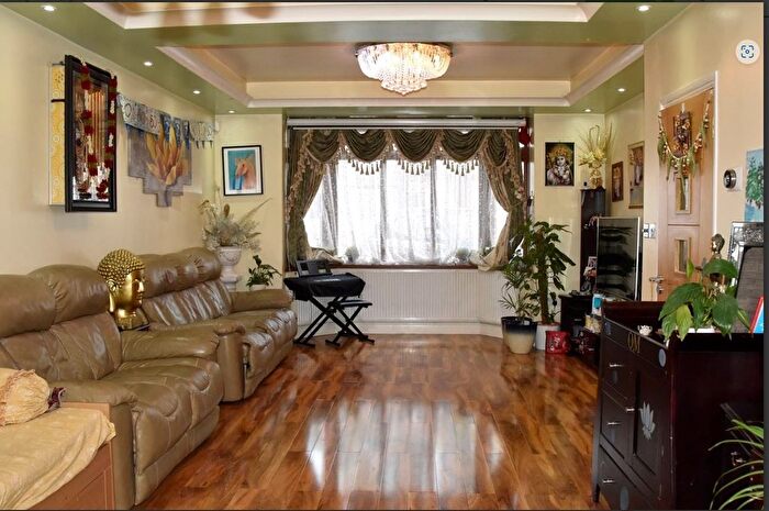 5 Bedroom Detached House To Rent In Westernville Gardens, Ilford, IG2