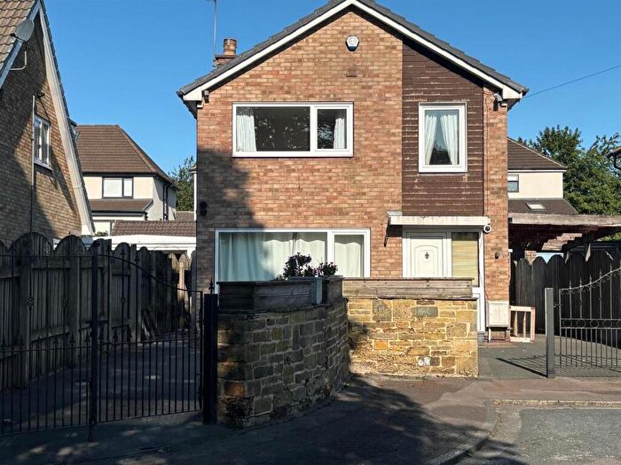 4 Bedroom Detached House For Sale In Hadrians Close, Huddersfield, HD3