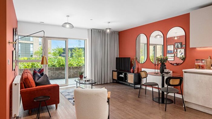 2 Bedroom Flat For Sale In Longwater Avenue, Reading, RG2