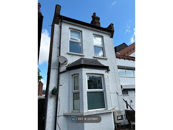 4 Bedroom Semi-Detached House To Rent In Stanhope Road, London, N12